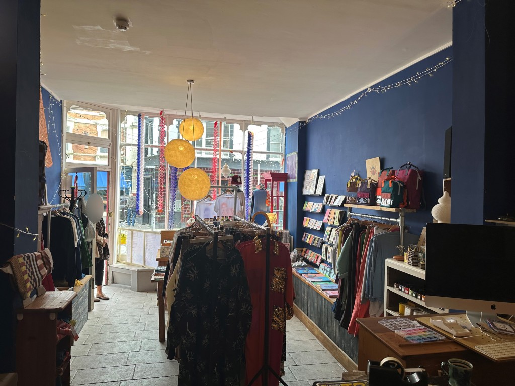 Lot: 79 - MIXED FREEHOLD RESIDENTIAL AND COMMERCIAL INVESTMENT - 56 Kings Road Commercial - Shop Floor